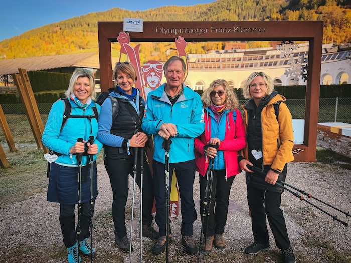 Skilegende Franz Klammer hat viele Fans, und er lässt sich gerne mit ihnen fotografieren.