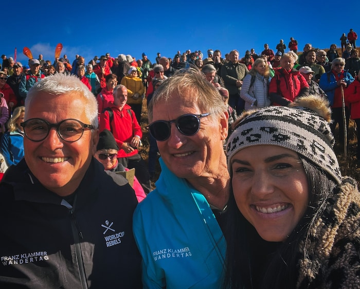 Wandertag-Organisator Gerhard Brüggler mit Franz Klammer und Stephanie Venier.