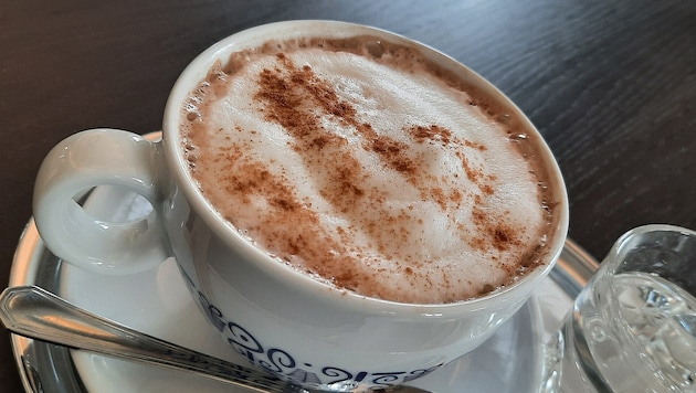 Kaffeeliebhaber schlucken oft schon, wenn sie Preise sehen: Cappuccino, selten unter fünf Euro