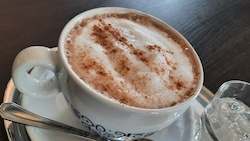 Kaffeeliebhaber schlucken oft schon, wenn sie Preise sehen: Cappuccino, selten unter fünf Euro