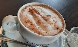 Kaffeeliebhaber schlucken oft schon, wenn sie Preise sehen: Cappuccino, selten unter fünf Euro