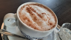 Kaffeeliebhaber schlucken oft schon, wenn sie Preise sehen: Cappuccino, selten unter fünf Euro