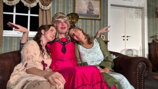 Tara Kerschbaumer und Susanne Wachernig finden Charleys Tante (Hannes Grabner) äußerst ...