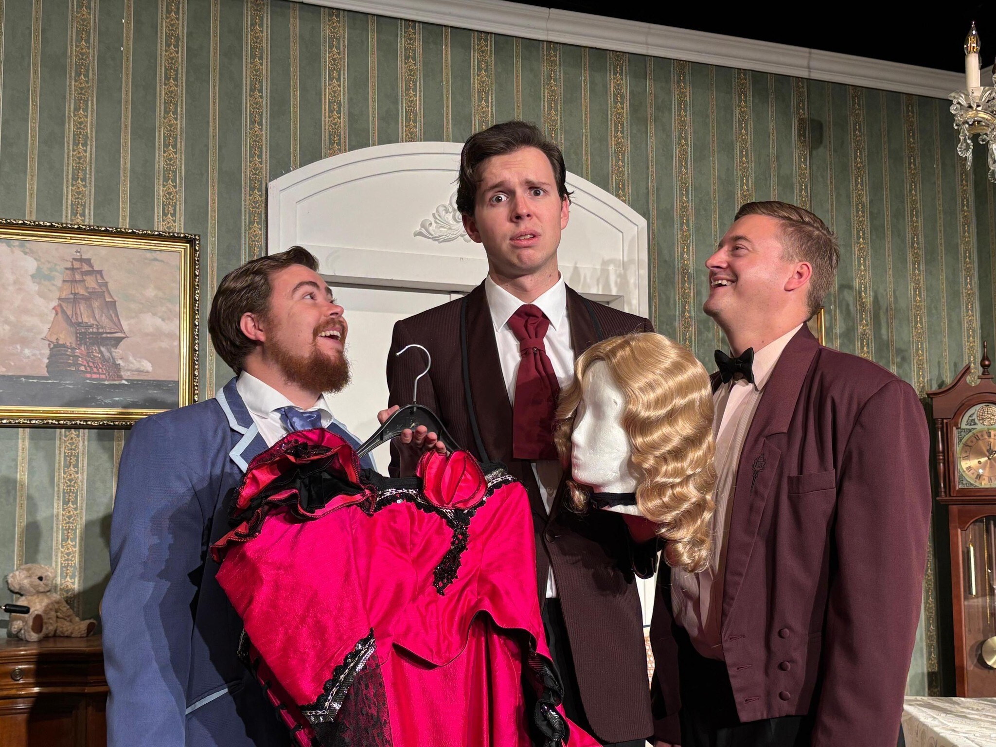 Ohne Anstandsdame im Haus kommen die jungen Damen nicht zu Besuch, daher überreden Charley ...