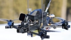 Laut einer aktuellen Umfrage sind viele Deutsche wegen Drohnensichtungen besorgt, die Mehrheit ...