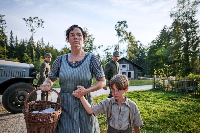 Elies Heingeiger (Verena Altenberger) und ihr Sohn Peter (Max Jung) haben es zum Ende des Ersten ...