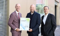 Auszeichnung zum Unternehmen des Monats: Landesrat Willibald Ehrenhöfer (ÖVP), Wolfgang Nestler ...