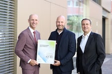 Auszeichnung zum Unternehmen des Monats: Landesrat Willibald Ehrenhöfer (ÖVP), Wolfgang Nestler ...