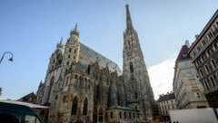 Die beiden unbekannten Männer filmten sich auch noch bei der gefährlichen Kletteraktion.