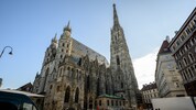 Die beiden unbekannten Männer filmten sich auch noch bei der gefährlichen Kletteraktion.