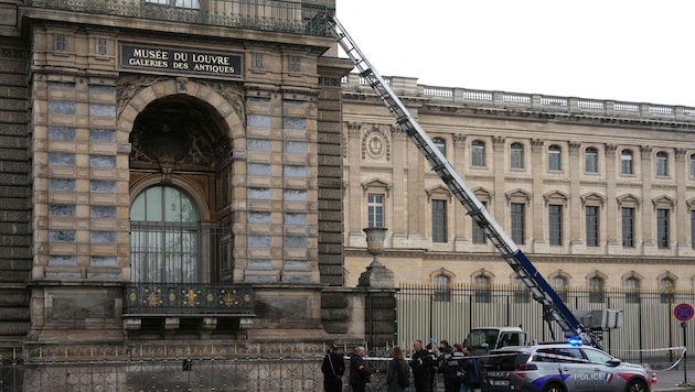 Mit dem deutschen Lastenaufzug (Bild oben) verschafften sich die Diebe Zugang in den ...