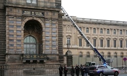 Mit dem deutschen Lastenaufzug (Bild oben) verschafften sich die Diebe Zugang in den ...