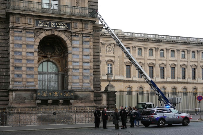 Fotos zeigen Polizisten neben dem Lastenaufzug, über den die Täter offenbar in den Louvre ...