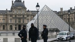Nach dem Raubüberfall im Louvre laufen die Ermittlungen auf Hochtouren. Die Täter hatten es auf ...