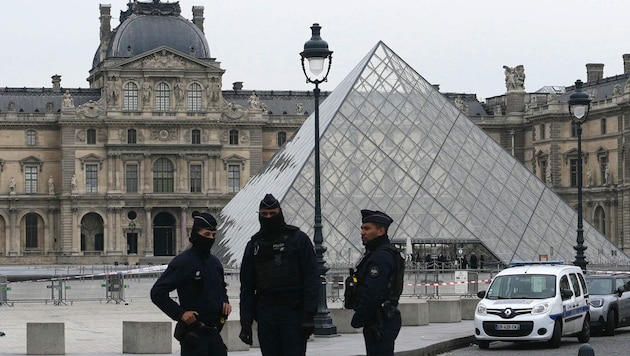 Die Louvre-Diebe entkamen der Polizei (Bild) laut dem Untersuchungsbericht nur mit 30 Sekunden ...