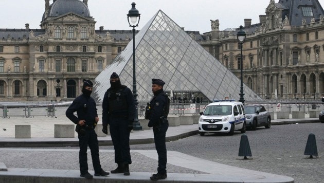 Nach dem Raubüberfall im Louvre laufen die Ermittlungen auf Hochtouren. Die Täter hatten es auf ...