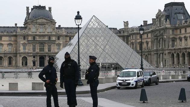 Investigations are in full swing following the robbery at the Louvre. The perpetrators were ...