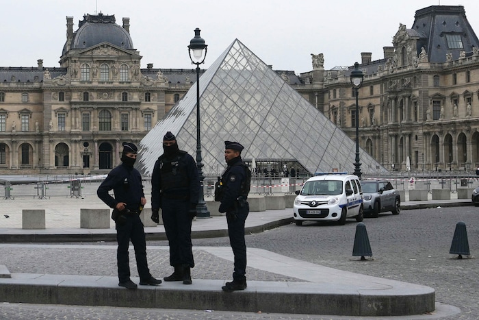 Nach dem Raubüberfall im Louvre laufen die Ermittlungen auf Hochtouren. Die Täter hatten es auf ...