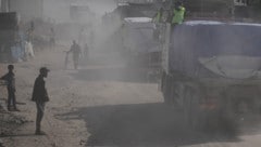 Lkw mit Hilfsgütern fahren durch Khan Yunis im südlichen Gazastreifen.