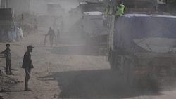 Lkw mit Hilfsgütern fahren durch Khan Yunis im südlichen Gazastreifen.