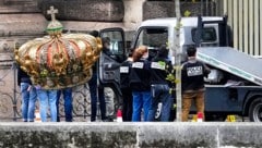 Die Louvre-Einbrecher haben auf ihrer Flucht die Krone von Kaiserin Eugénie verloren.