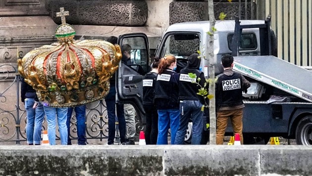 Die Louvre-Einbrecher haben auf ihrer Flucht die Krone von Kaiserin Eugénie verloren.