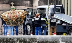 Die Louvre-Einbrecher haben auf ihrer Flucht die Krone von Kaiserin Eugénie verloren.