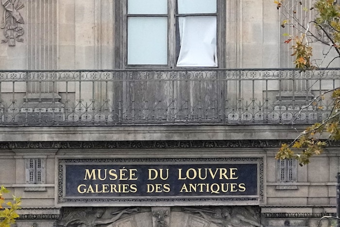 Über diesen Balkon gelangten die Einbrecher ins Innere des Louvre.