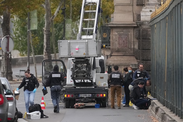 Die Polizei stellte rund um den Lastenaufzug am Sonntag Beweise sicher.