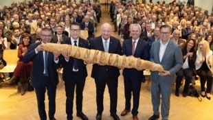 Vorliebe für Salzstangerl: Manfred Schulz, Neo-ÖVP-Bezirkschef Hackl, Ehrengast Christian ...