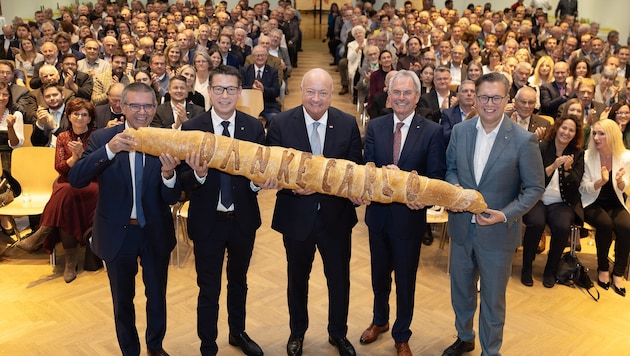 Vorliebe für Salzstangerl: Manfred Schulz, Neo-ÖVP-Bezirkschef Hackl, Ehrengast Christian ...