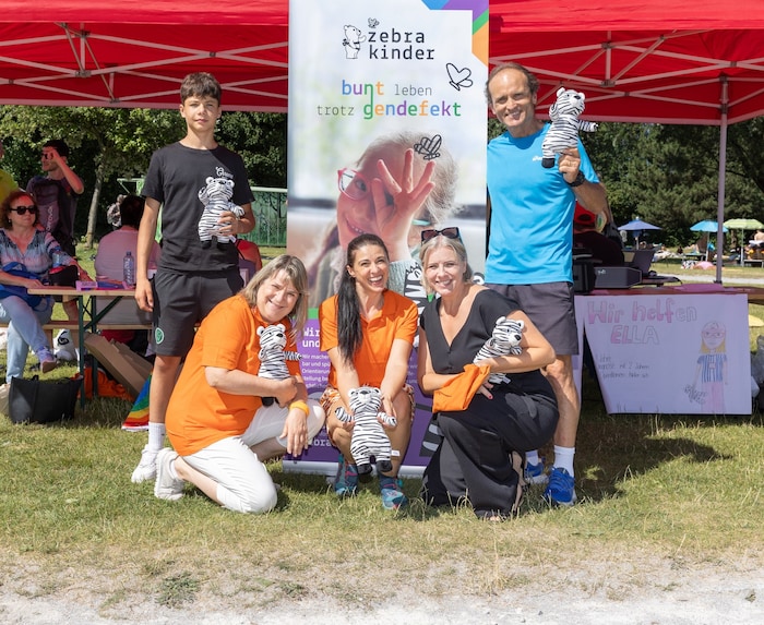 Mittig: Barbara Ditterich, Monika Rammal und Nicole Heinlein; stehend links: Sohn Moritz und ...