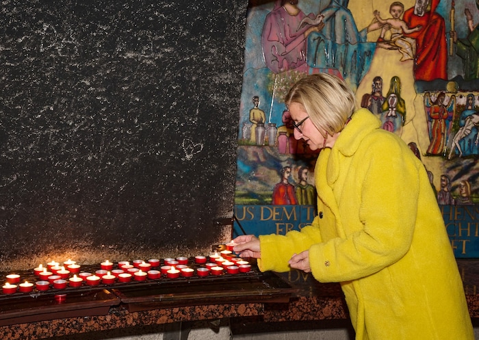 Mikl-Leitner zündete in Mariazell Kerzerl für den neu ernannten Erzbischof an.