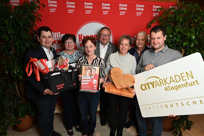Das Schwestern-Duo Annemarie Kelz und Sabine Mayer mit City-Arkaden Center-Manager Ernst ...