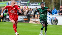 Rupert Kraft (li.) und Kuchl verloren gegen Wacker Innsbruck (Torschütze Bright Owusu).