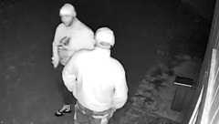 Die beiden Männer wirkten sehr entspannt, einer trank währenddessen sogar ein Bier.