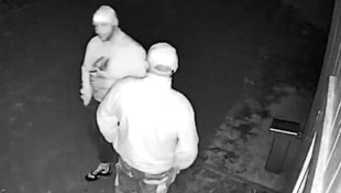 Die beiden Männer wirkten sehr entspannt, einer trank währenddessen sogar ein Bier.