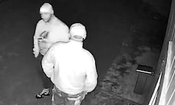 Die beiden Männer wirkten sehr entspannt, einer trank währenddessen sogar ein Bier.