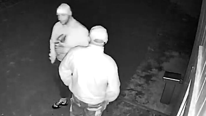 Die beiden Männer wirkten sehr entspannt, einer trank währenddessen sogar ein Bier.