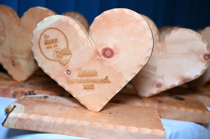 Handgemachte Zirbenholz-Herzen – keines gleicht dem anderen! Also etwas ganz Besonderes, genau ...