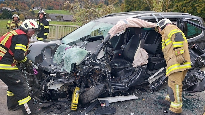 Beide Fahrzeuge wurden bei dem Unfall komplett zerstört.