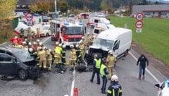 Zwei Personen waren in den Fahrzeugen eingeklemmt.