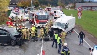 Zwei Personen waren in den Fahrzeugen eingeklemmt.