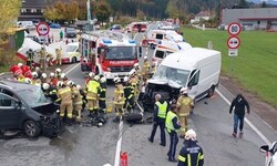 Zwei Personen waren in den Fahrzeugen eingeklemmt.