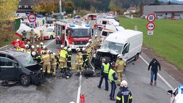 Zwei Personen waren in den Fahrzeugen eingeklemmt.