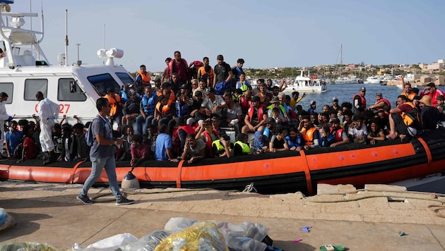 Am Wochenende sind wieder zwei Migranten bei der Überfahrt nach Lampedusa gestorben ...