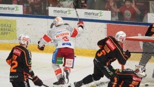 KAC (hier Petersen) dreht jubelnd im Merkur Eisstadion ab.