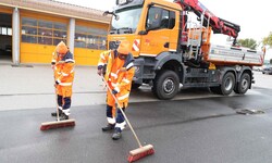 Asylwerber wirken beim Winterdienst, bei Reinigungsarbeiten oder der Landschaftspflege mit.