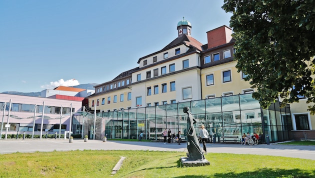 Der Unfalllenker wurde ins Krankenhaus Hall eingeliefert.