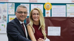 Der Oppositionspolitiker Tufan Erhürman (auf dem Foto mit seiner Ehefrau) hat die ...